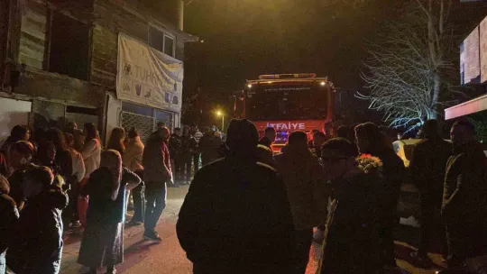 Gecekondu yandı, mahalleli sokağa döküldü