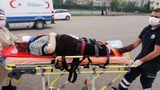 Yaşlı kadın 3 metrelik istinat duvarından ağaçlık alana düştü