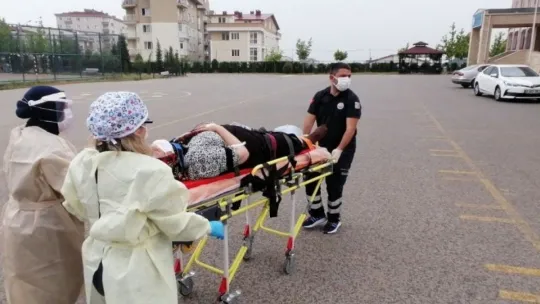 Yaşlı kadın 3 metrelik istinat duvarından ağaçlık alana düştü