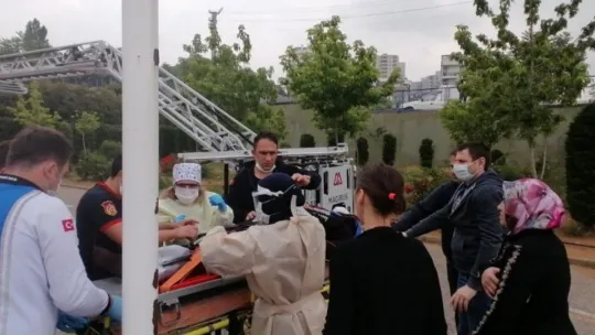 Yaşlı kadın 3 metrelik istinat duvarından ağaçlık alana düştü