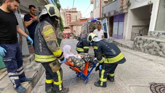 Yaşlı kadın tavukları için çıktığı çatıda mahsur kaldı