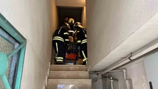 Yaşlı kadın tavukları için çıktığı çatıda mahsur kaldı