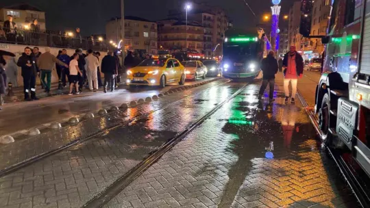 Yaşlı kadın yolun karşısına geçmek isterken tramvayın altında kaldı