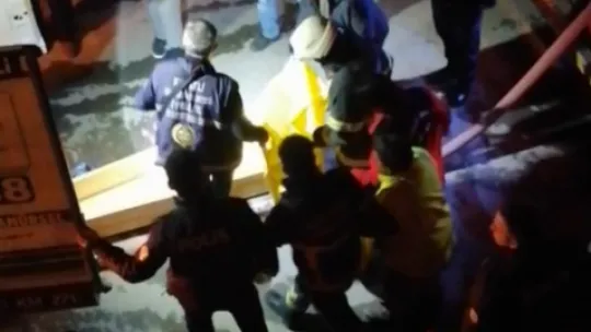 Yaşlı yatalak çifti yangın ayırdı