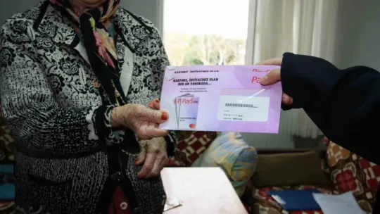 Yaşlıların ulaşım kartları evlerine geliyor