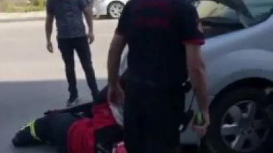 Yavru kedi aracın motoruna sıkıştı!