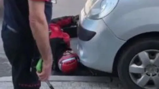 Yavru kedi aracın motoruna sıkıştı!