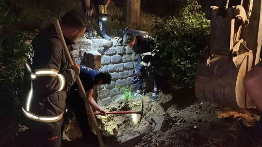Yavru kedi gider borusunda sıkıştı!