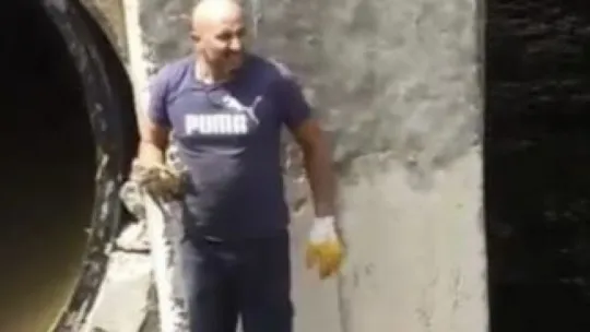 Yavru kediyi kurtarmak için kanalizasyona girdi!