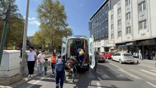 Yaya geçidinde görme engelli kadının ayağının üzerinden otomobil geçti