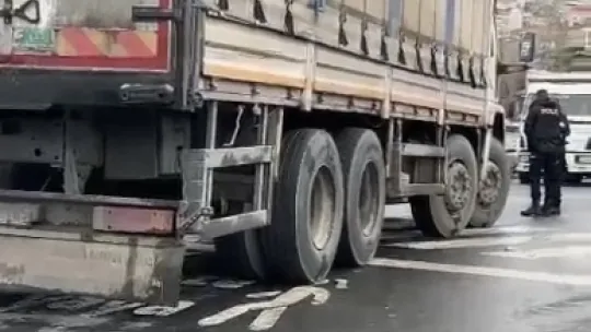 Yaya geçidinde kamyonun altında kalan kadın hayatını kaybetti