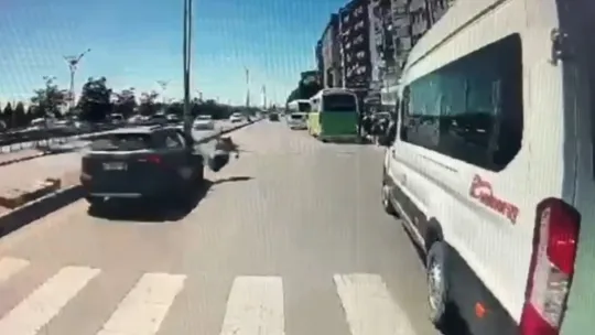 Yaya geçidinde otomobil böyle çarptı