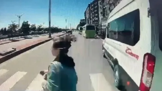 Yaya geçidinde otomobil böyle çarptı