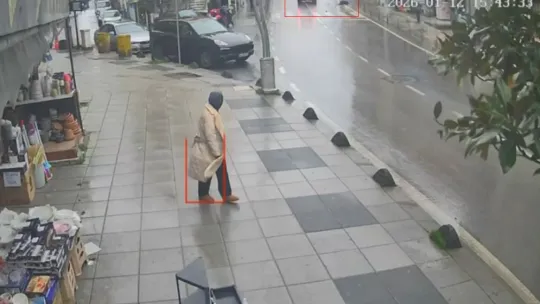 Yaya geçidinde otomobilin çarptığı kadın yaşam mücadelesi veriyor