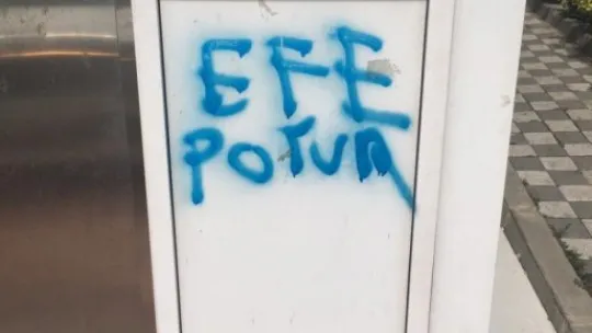 Yaya üst geçidinin asansörünü bu hale getirdiler