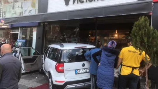 Yayaya çarpan otomobil kasaba daldı!