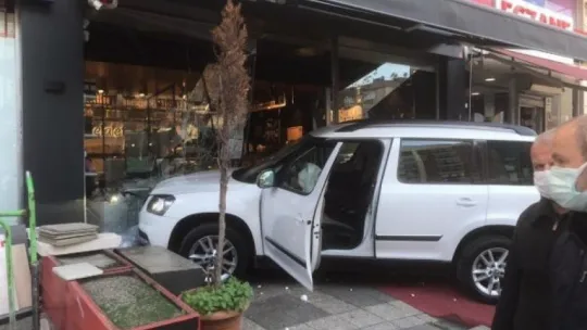 Yayaya çarpan otomobil kasaba daldı!