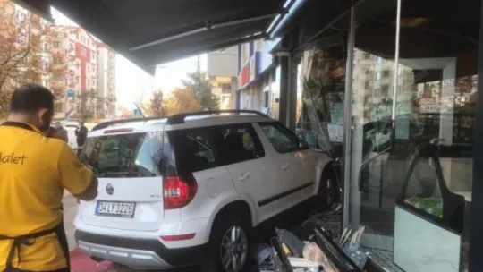 Yayaya çarpan otomobil kasaba daldı!