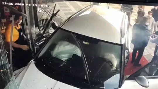 Yayaya çarpan otomobil kasaba daldı!