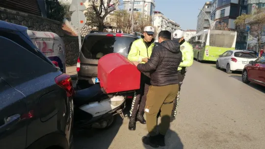 Yayaya çarpmamak için manevra yaptı, hastanelik oldu