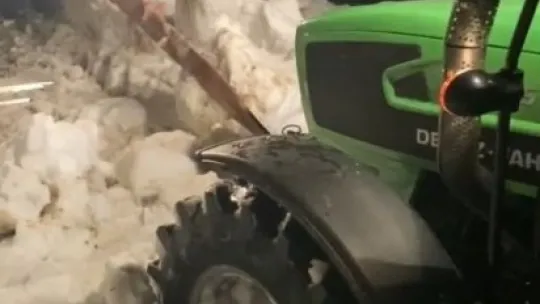 Yaylada aracıyla karda mahsur kalan vatandaşın imdanına ekipler yetişti