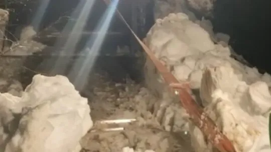 Yaylada aracıyla karda mahsur kalan vatandaşın imdanına ekipler yetişti