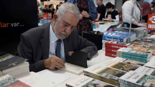 Yazar İnançer, kitapseverler ile söyleşide bir araya geldi