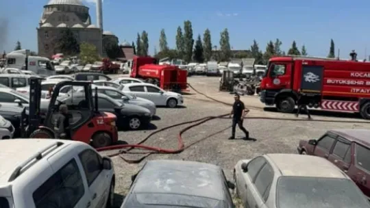 Yediemin otoparkında 10 araç alevlere teslim oldu