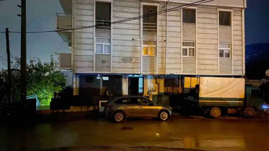 Yanında çalışan şahsı öldürdü