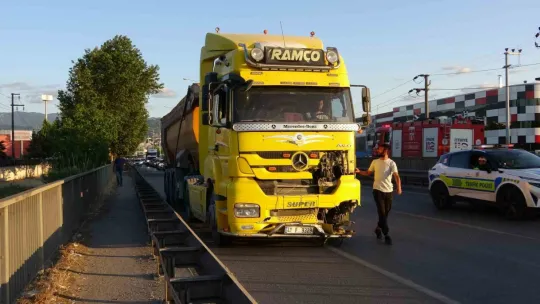 Yeni alınan araca kamyon çarptı: 1 yaralı