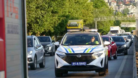 Yeni alınan araca kamyon çarptı: 1 yaralı