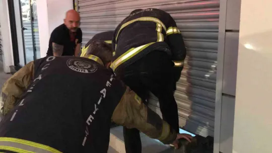 Yeni dükkan açacaklardı, iş hanında mahsur kaldılar