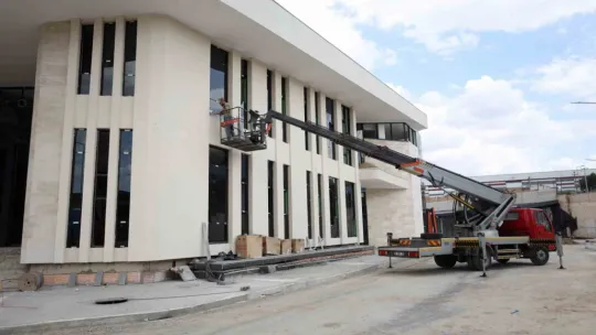 Yeni hal binasında son rötuşlar yapılıyor
