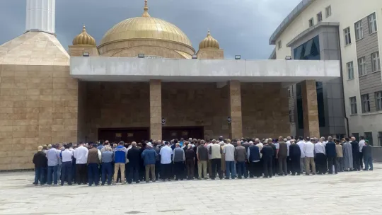 Cam silerken düşüp hayatını kaybetmişti, son yolculuğuna uğurlandı