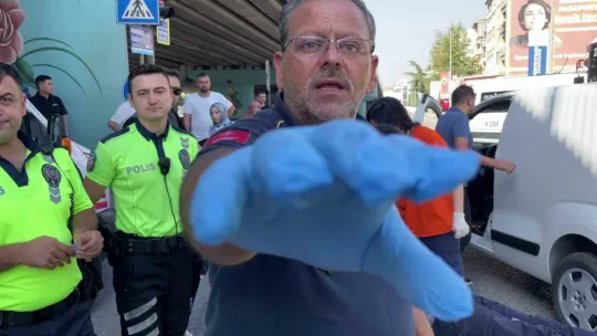 Yerdeki yaralıyı bırakıp, görevini yapan basın mensubuna engel oldular