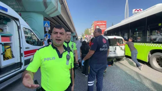 Yerdeki yaralıyı bırakıp, görevini yapan basın mensubuna engel oldular