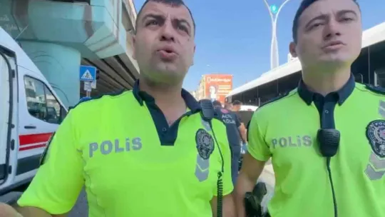 Yerdeki yaralıyı bırakıp, görevini yapan basın mensubuna engel oldular
