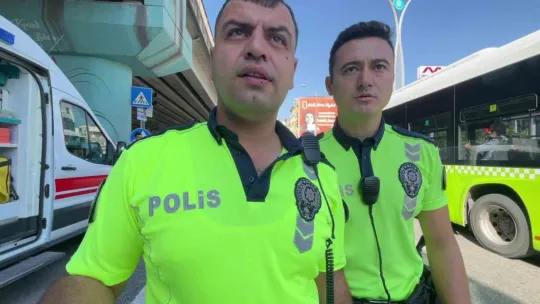 Yerdeki yaralıyı bırakıp, görevini yapan basın mensubuna engel oldular