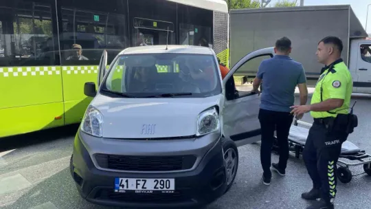 Yerdeki yaralıyı bırakıp, görevini yapan basın mensubuna engel oldular