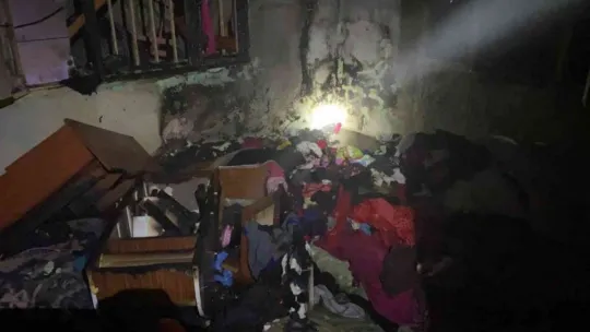 Yere düşen mum odayı yaktı!