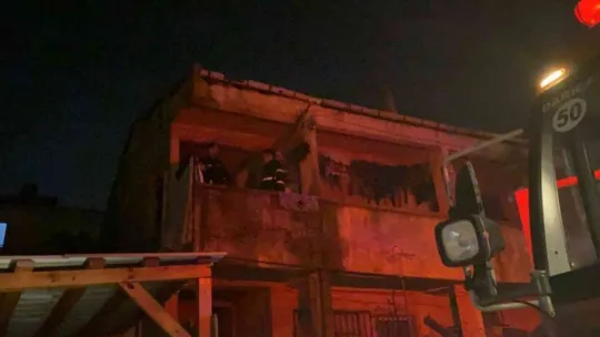 Yere düşen mum odayı yaktı!