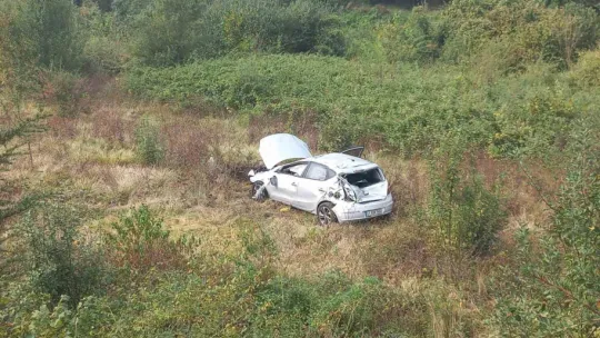 Yeşillik alana uçan otomobil defalarca takla attı