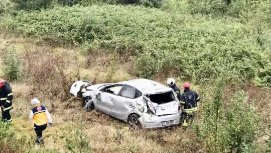 Yeşillik alana uçan otomobil defalarca takla attı
