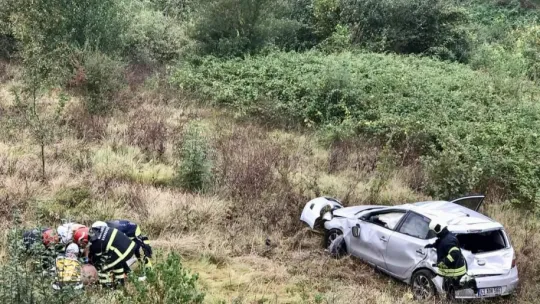Yeşillik alana uçan otomobil defalarca takla attı