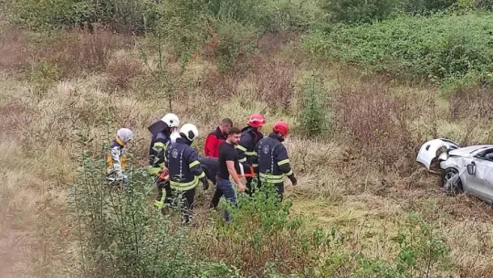Yeşillik alana uçan otomobil defalarca takla attı