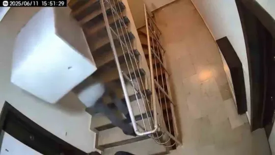Yetkili servisin çalışanları beyaz eşya getirdi, terlik çaldı