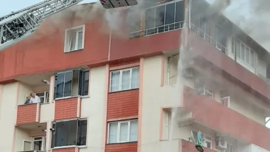 Yıldırımın düştüğü çatı katı alevlere teslim oldu