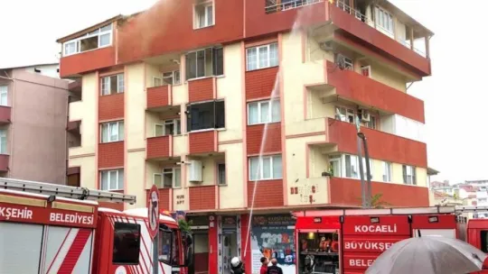 Yıldırımın düştüğü çatı katı alevlere teslim oldu