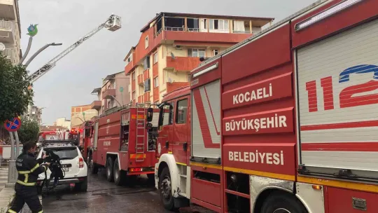 Yıldırımın düştüğü çatı katı alevlere teslim oldu