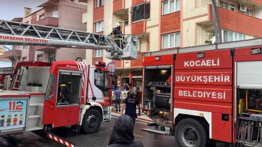 Yıldırımın düştüğü çatı katı alevlere teslim oldu